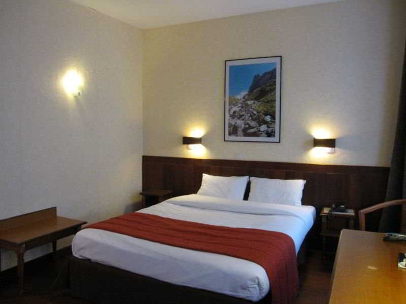 Hotel Des Comedies Париж Номер фото